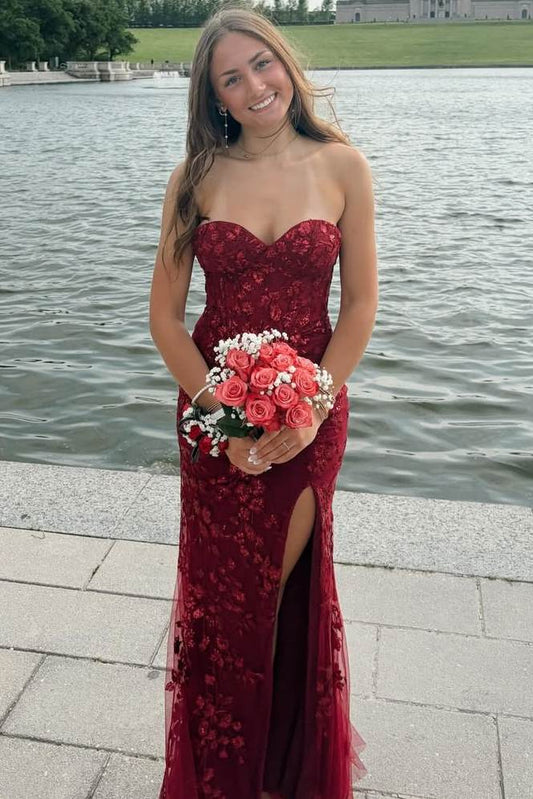 Vintage Burgunder Trägerloses Sweetheart-Ausschnitt Meerjungfrauen-Spitzenballkleid mit hohem Schlitz DP8444