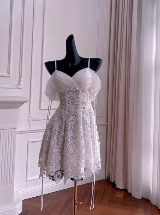 Robe de soirée trapèze vintage blanche à bretelles spaghetti et appliqués, DP5801