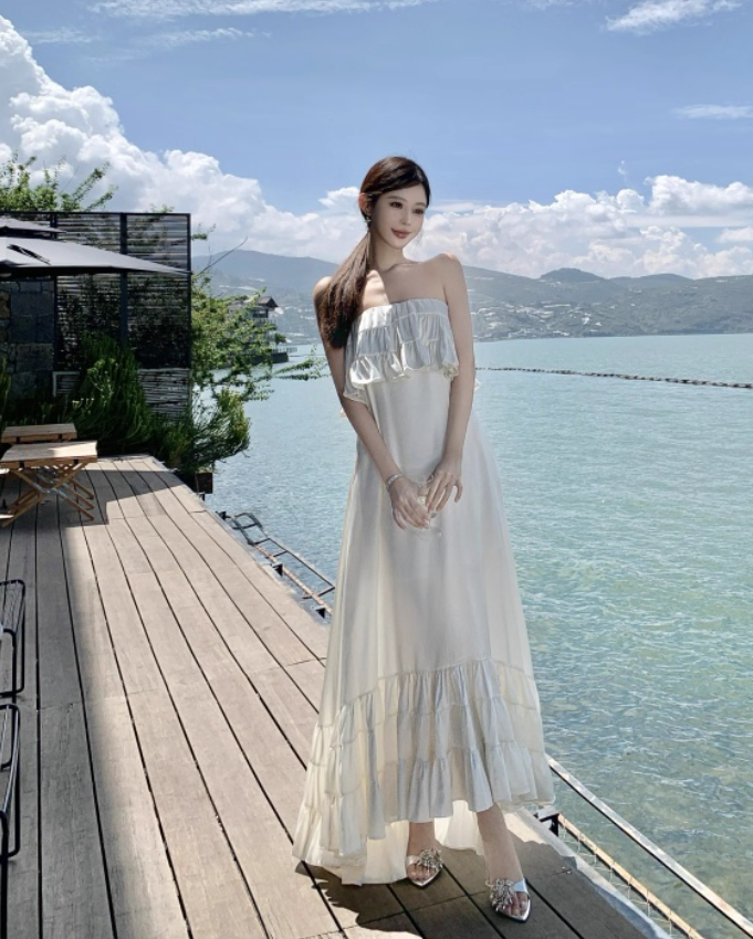 Vintage Elfenbein trägerloses Rüschensaum-Design Elegantes Strandurlaub A-Linie Ärmelloses Sommerkleid DP6262