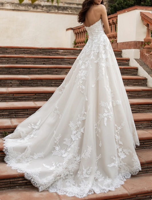 Elegantes weißes A-Linien-Brautkleid mit Spitzenapplikationen und herzförmigem Ausschnitt, trägerlos und langem Schleppende DP6805