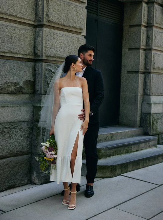 Elegantes weißes Satin-Brautkleid mit trägerlosem, hochgeschlitztem Etuikleid DP6804