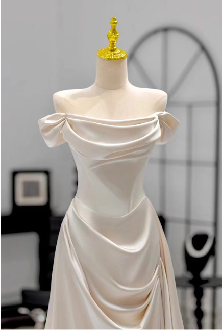 Elegantes elfenbeinfarbenes Satin-A-Linien-Brautkleid mit schulterfreiem Ausschnitt und langer Schleppe DP6982