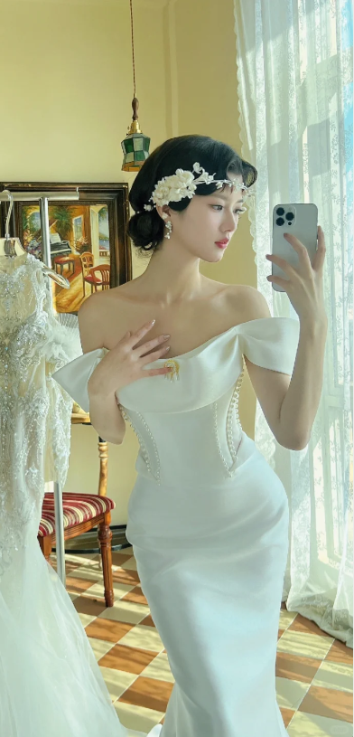 Robe de mariée sirène élégante en satin à épaules dénudées, ornée de perles, référence DP7130