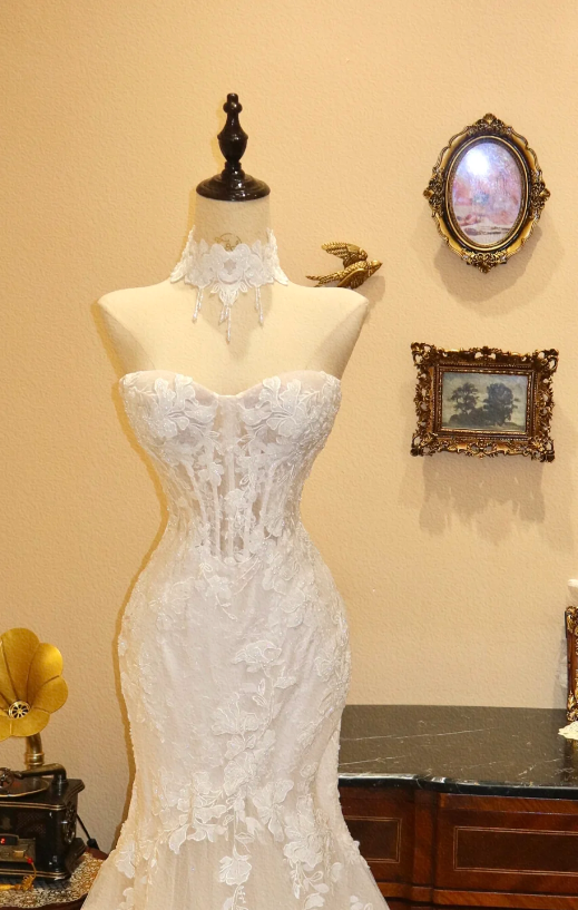 Robe de mariée élégante blanche en dentelle appliquée, bustier sirène en tulle DP7162