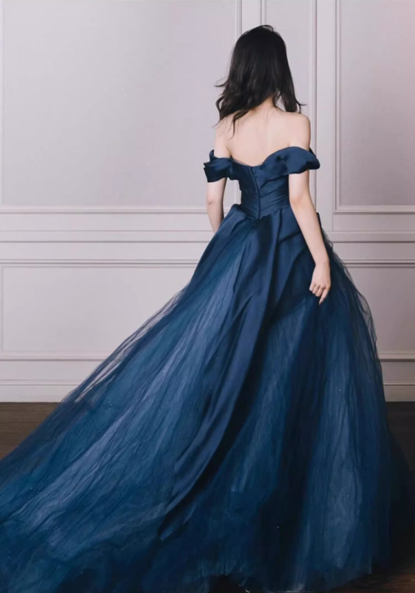 Robe de bal chic bleu marine à épaules dénudées en satin avec détail de rose et jupe en tulle, idéale pour une quinceañera ou un sweet 15 (DP7218).