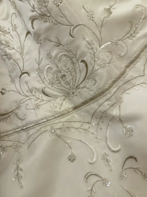 Robe de mariée vintage bustier, broderies complexes, superpositions de satin et de tulle, style intemporel DP7264