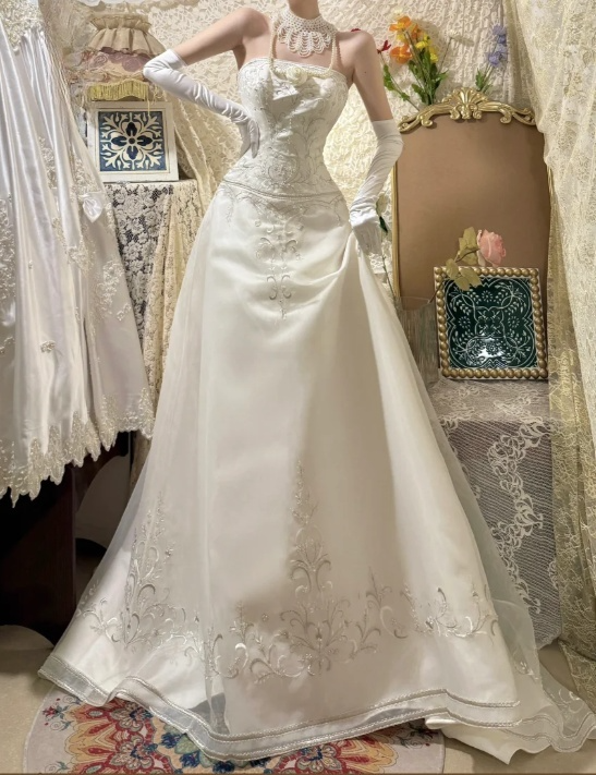 Vintage Strapless Intricate Embroidery Satin & Tulle Layers Timeless Wedding Dress DP7264