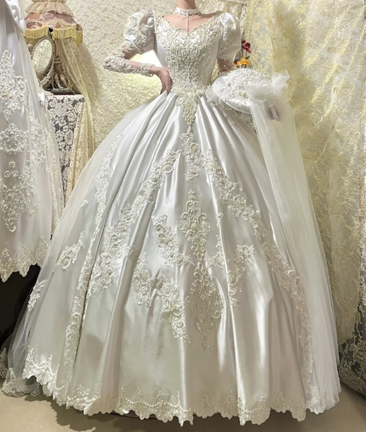 Robe de mariée vintage blanche à manches longues bouffantes, ornée de dentelle, de broderies et de satin (DP7265)