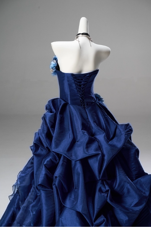 Wunderschönes, trägerloses Ballkleid aus Satin in Königsblau mit 3D-Blumenrüschen und Rüschen für den 16. Geburtstag (Quinceañera) DP7426