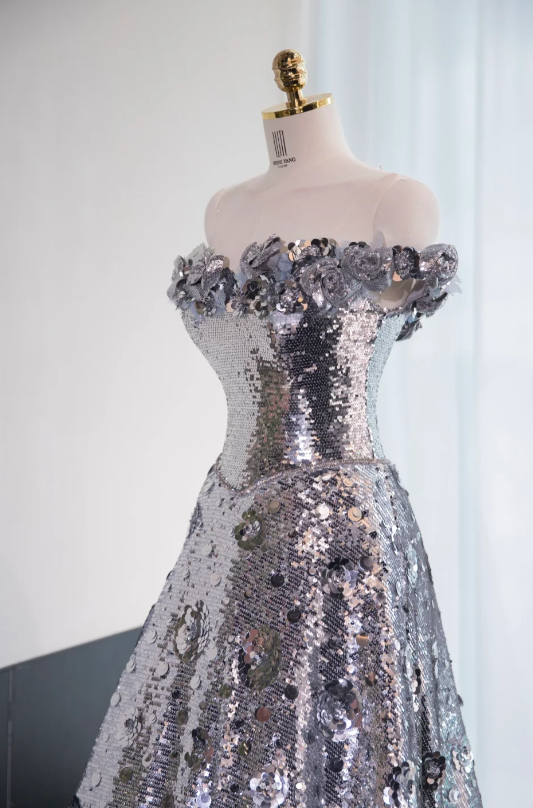 Robe de soirée formelle somptueuse à sequins argentés, épaules dénudées et volants scintillants DP7433