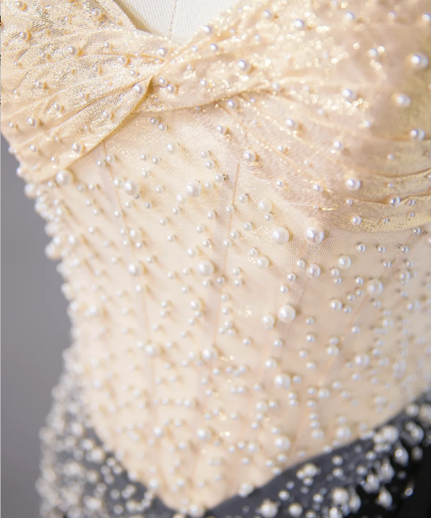 Wunderschönes, cremefarbenes und schwarzes, trägerloses Meerjungfrauen-Abendkleid mit perlenbesetztem Oberteil und Satinrock (DP7445)