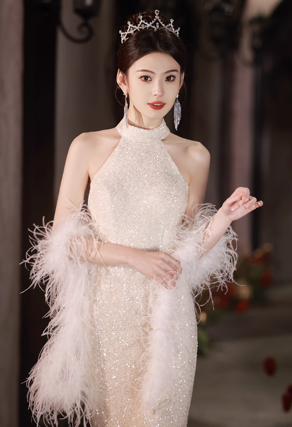 Robe de soirée glamour en tissu scintillant champagne à sequins, col halter et plumes DP7468