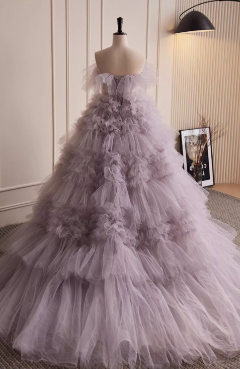 Elegantes, lilafarbenes, mehrlagiges, gerüschtes Tüll-Ballkleid mit schulterfreiem Ausschnitt für den 16. Geburtstag (Quinceañera) DP7506