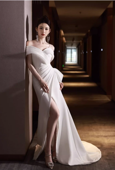 Robe de soirée sirène vintage en satin blanc à épaules dénudées et fente haute DP7514