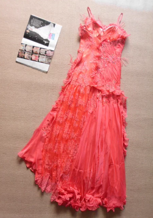 Leuchtend korallenfarbenes, gerüschtes Abendkleid mit verziertem Oberteil und Lagen aus Chiffon mit Spaghettiträgern, DP7605