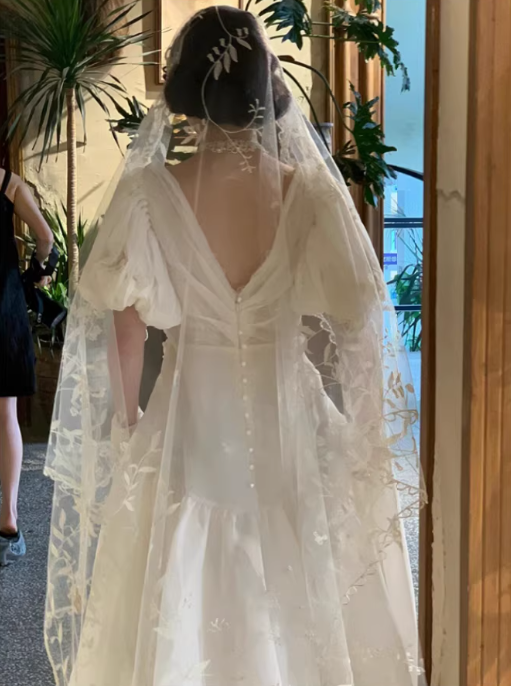 Robe de mariée élégante vintage ivoire à manches bouffantes, bordure en dentelle et traîne balayée DP7676