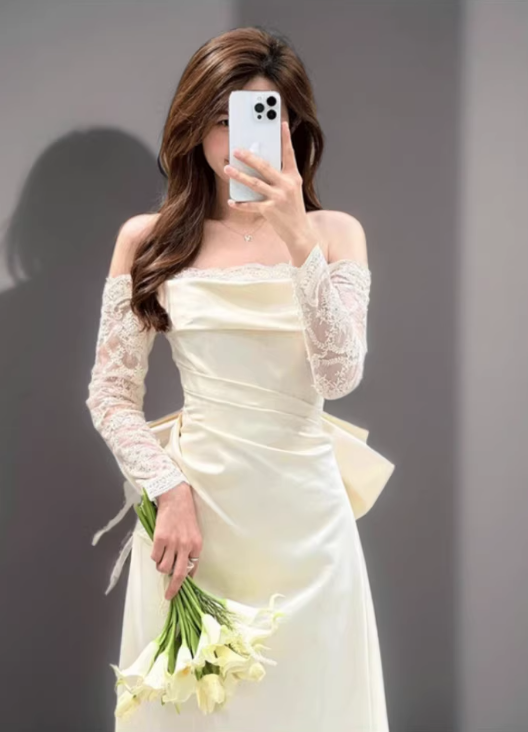 Robe de mariée élégante en satin ivoire, épaules dénudées, manches en dentelle, coupe fourreau DP7678