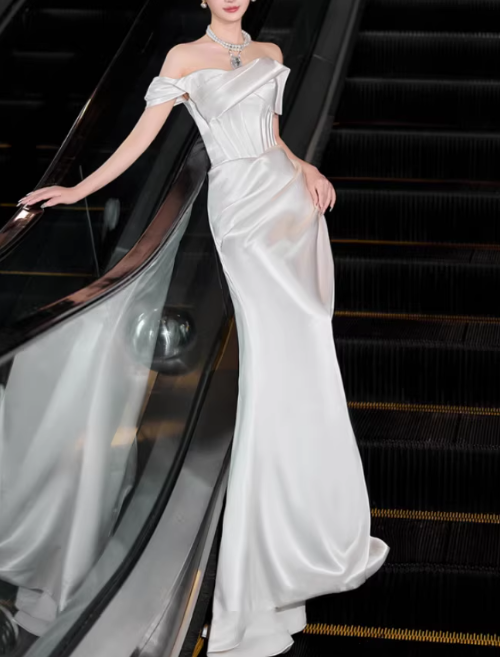 Robe de mariée sirène élégante en satin blanc, épaules dénudées et froncée DP7679