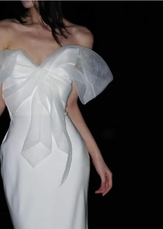 Robe de mariée sirène vintage en satin blanc à épaules dénudées et nœud DP7680