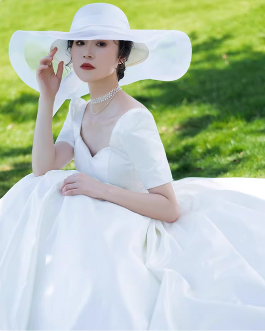 Robe de mariée vintage blanche en satin, col carré, manches courtes, coupe trapèze DP7681