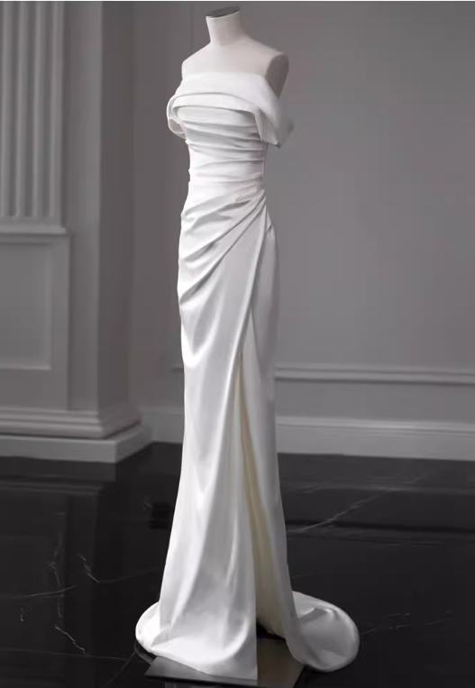 Robe de mariée sirène vintage en satin blanc à épaules dénudées et froncée DP7683