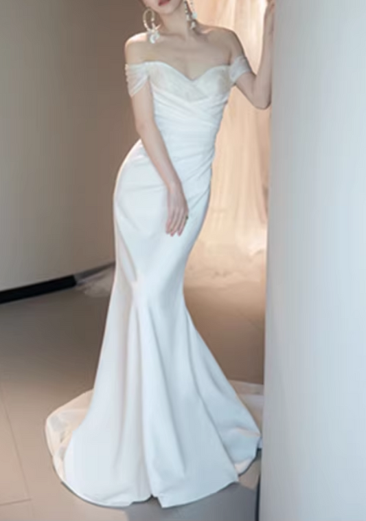 Robe de mariée sirène élégante en satin blanc à épaules dénudées et froncée DP7685