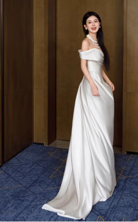 Robe de mariée élégante en satin, épaules dénudées, coupe fourreau froncée, DP7691