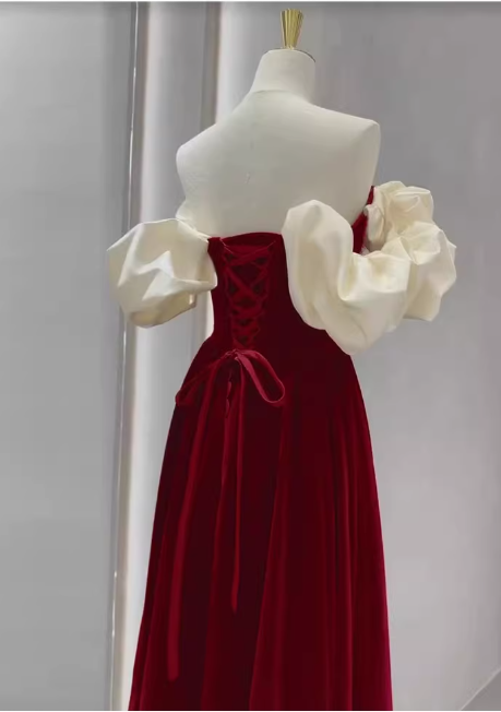 Vintage burgunderrotes Samtkleid mit schulterfreiem Ausschnitt, Perlenkette und Puffärmeln, Sweet 15 Quinceañera Ballkleid DP7713