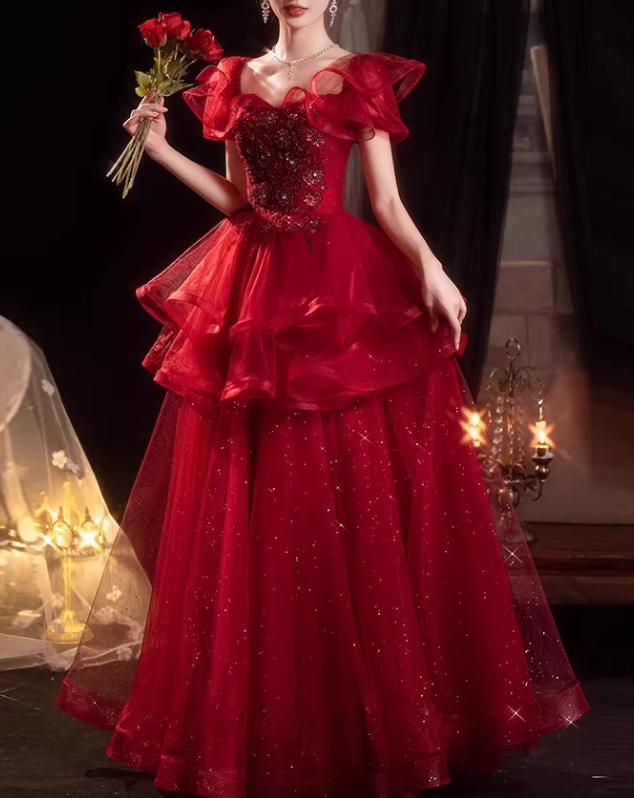Vintage-Ballkleid für Quinceañeras (Sweet 16) aus karmesinrotem Pailletten-Tüll mit schulterfreiem Ausschnitt, Rüschenärmeln und Perlenstickerei (DP7720)