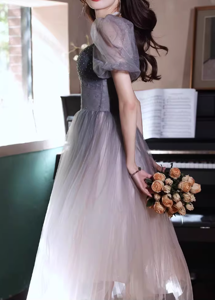 Elegantes, wadenlanges Tüllkleid mit Ombré-Farbverlauf von Blau zu Grau, perlenbesetztem Oberteil und transparenten Puffärmeln (DP7722)