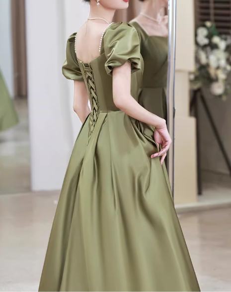 Elegantes olivgrünes Brautjungfernkleid aus Satin mit eckigem Ausschnitt und Puffärmeln (Abendkleid) DP7726