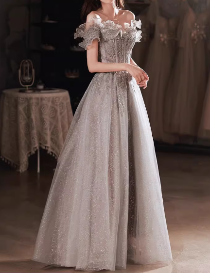 Elegantes silbergraues Pailletten-Tüll-Abendkleid mit schulterfreiem Ausschnitt, Rüschenärmeln und perlenbesetztem Oberteil DP7727