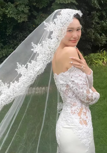 Vintage White Satin Mermaid Lace Long Sleeves Embroidered Veil Wedding Dress DP7752