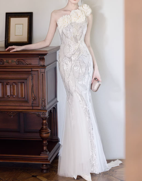 Vintage silbernes Pailletten-Abendkleid im Meerjungfrauenstil mit One-Shoulder-Ausschnitt, 3D-Blumenapplikation und Tüllschleppe, DP7766