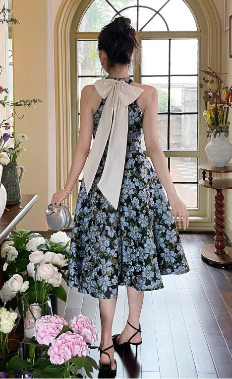 Vintage marineblaues, geblümtes A-Linien-Abendkleid mit Neckholder-Ausschnitt, Midi-Länge, DP7781