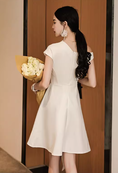 Elegantes elfenbeinfarbenes Etuikleid mit asymmetrischem Saum und One-Shoulder-Ausschnitt für den Abschlussball DP7813