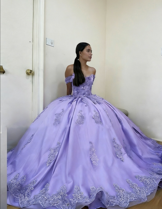 Glamouröses, lilafarbenes, schulterfreies Ballkleid mit Stickereien, Tüllspitze und Applikationen für Sweet 16, Quinceañera DS4600