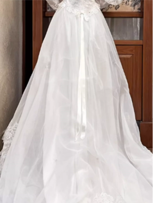 Robe de mariée trapèze en dentelle à manches longues d'inspiration vintage avec traîne cathédrale DP7860