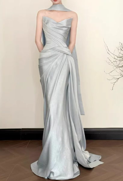Robe de soirée élégante en satin argenté drapé avec foulard amovible, robe de bal fourreau DP7874