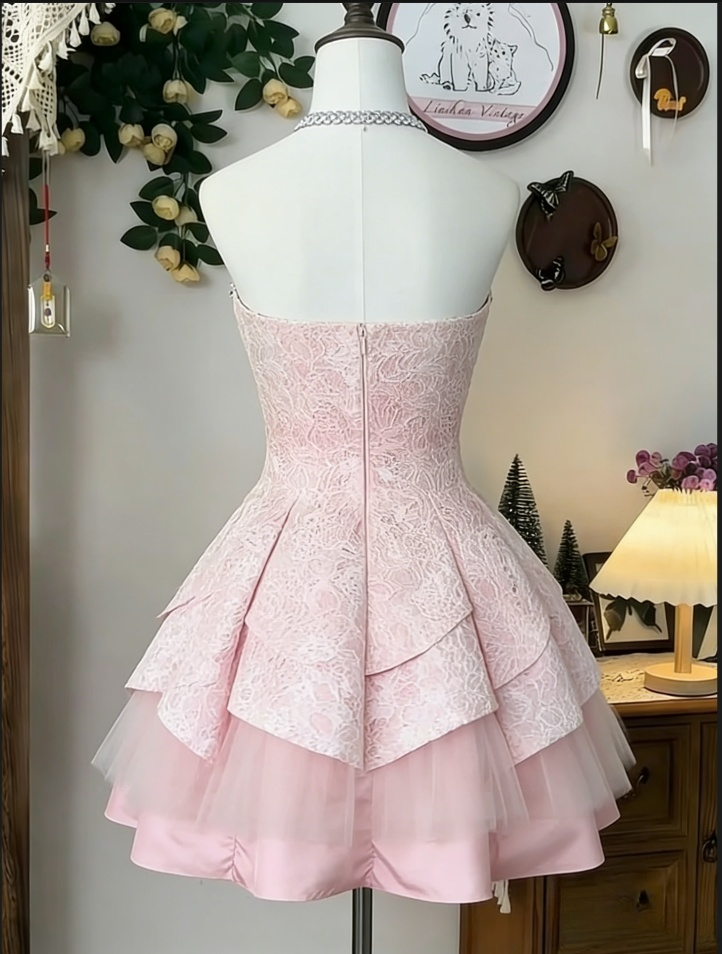 Glamouröses, pinkfarbenes, trägerloses Homecoming-Kleid aus Spitze mit Strasssteinen, A-Linie, gestuftem Tüllrock, DP7873