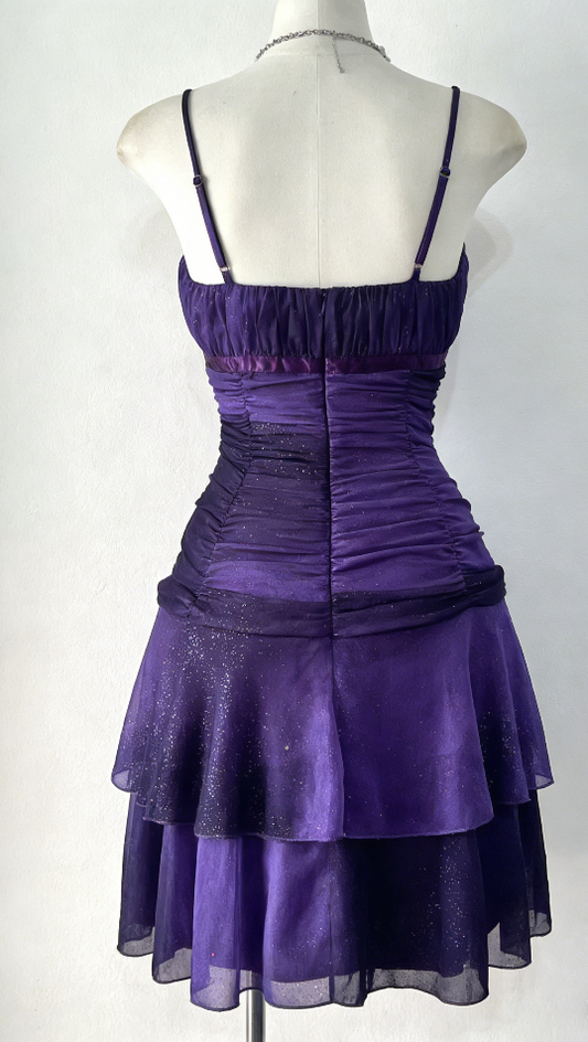 Robe mini à paillettes violettes scintillantes, à volants et bretelles spaghetti, idéale pour une soirée cocktail (DP3417)