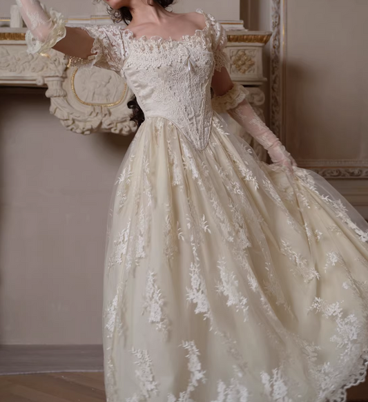 Vintage Brautkleid aus Spitze mit eckigem Ausschnitt, Puffärmeln und A-Linien-Design DP7987