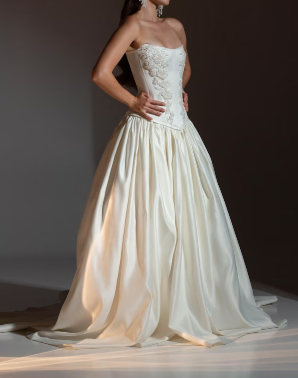 Luxuriöses trägerloses A-Linien-Hochzeitskleid aus Perlensatin DP8393