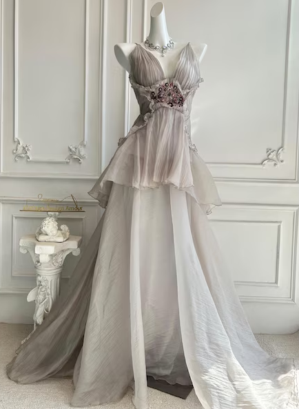 Elegantes, gerafftes, mehrlagiges Abendkleid mit V-Ausschnitt und Perlenverzierung DP8398
