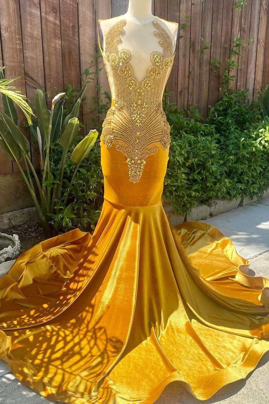 Schwarzes Abendkleid im Meerjungfrauen-Stil mit goldenen Samtapplikationen und Perlen, DP2654