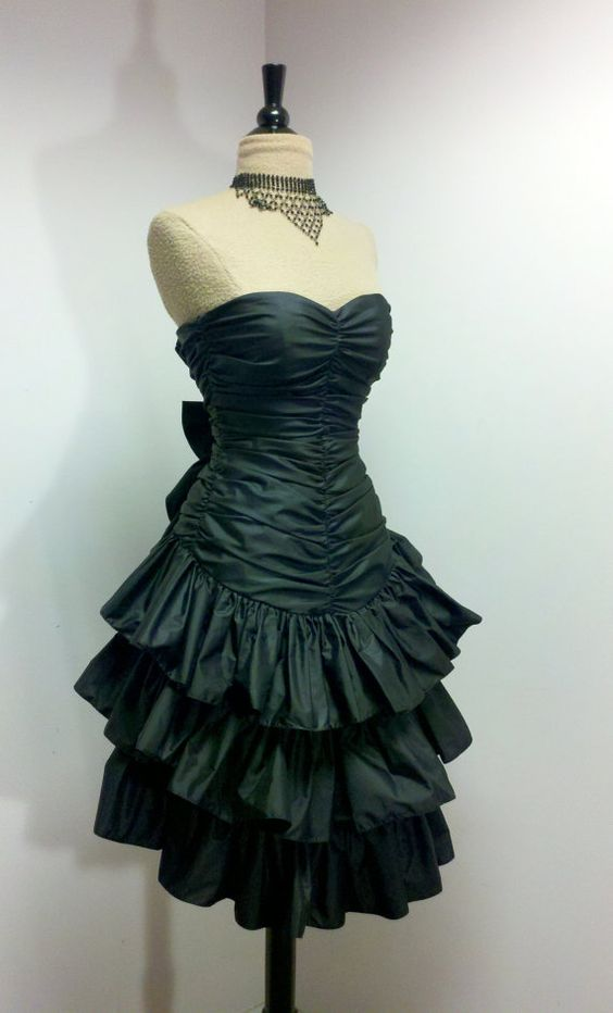 Schwarzes Vintage Kurzes Partykleid Trägerloses Rüschen Homecoming Kleid, DP2584