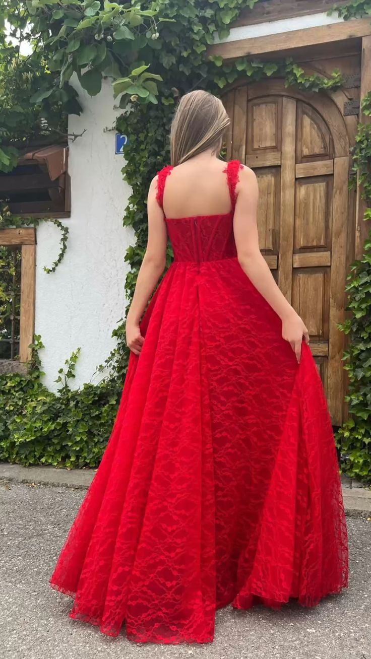 Robe de bal longue en dentelle rouge à décolleté en cœur et fente haute, DP0142