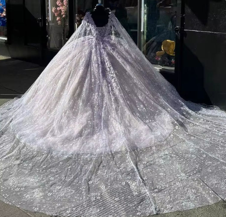 Robe de Quinceanera lilas clair avec cape et appliques papillon, robe de bal Sweet 16, DP2397