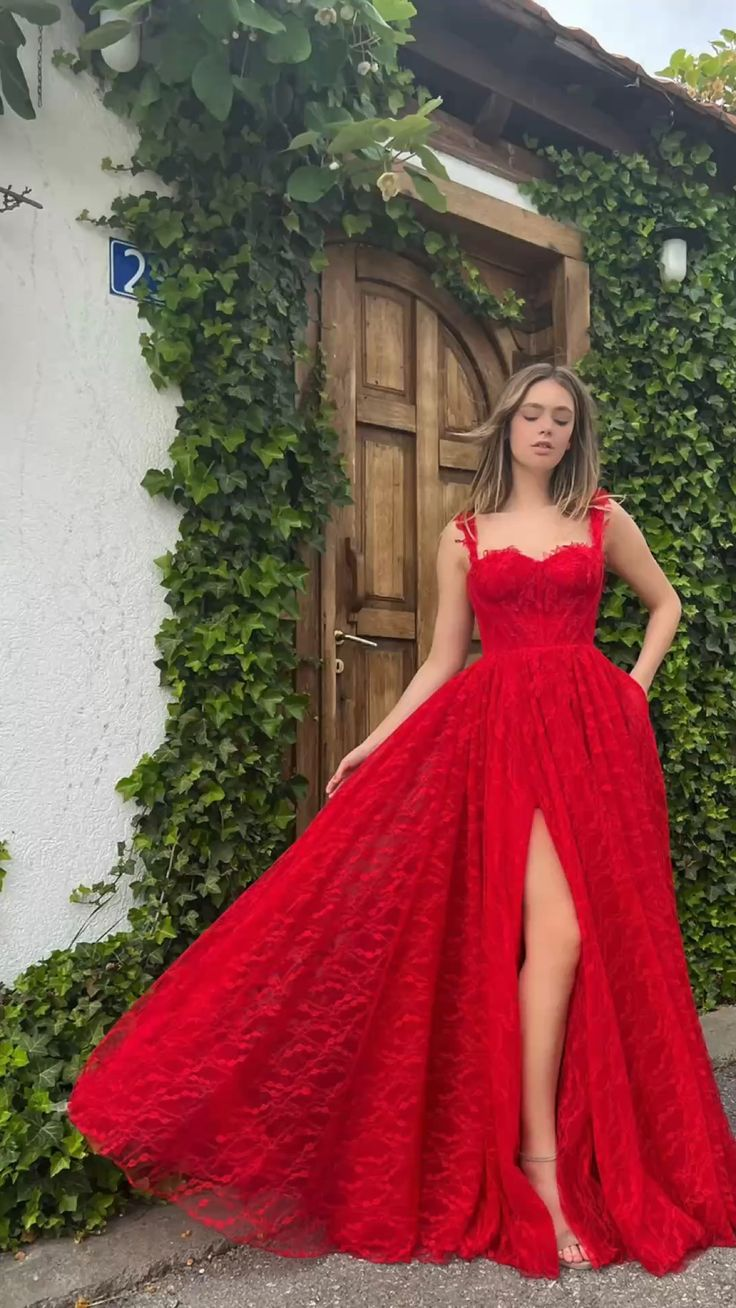 Robe de bal longue en dentelle rouge à décolleté en cœur et fente haute, DP0142