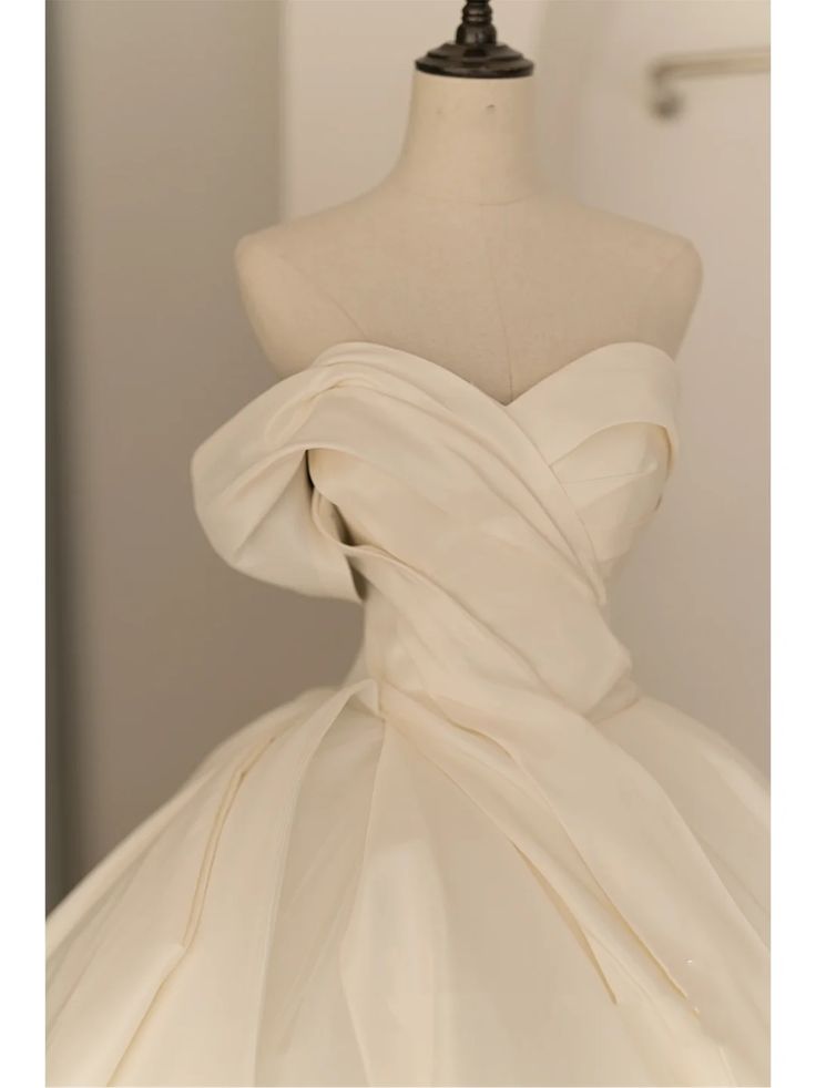 Elegantes, trägerloses Brautkleid in A-Linie aus Satin, Modell DP7058